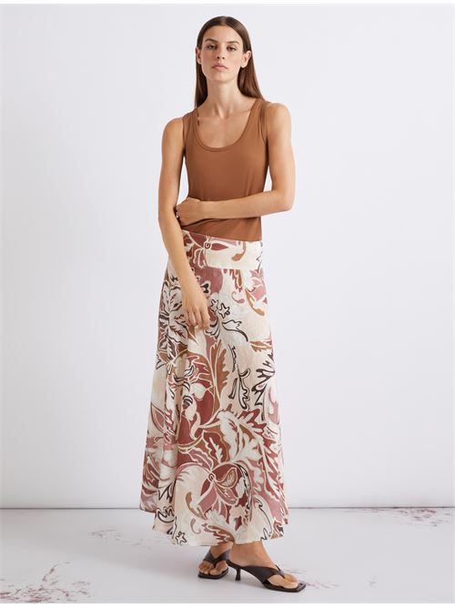 A large foliage print and lightweight linen fabric: resistance is futile when it comes to the allure of this light skirt. Try it with slim-fit tops and flowing bomber jackets for a trendy city look. MARELLA SPORT | 2613101074200001